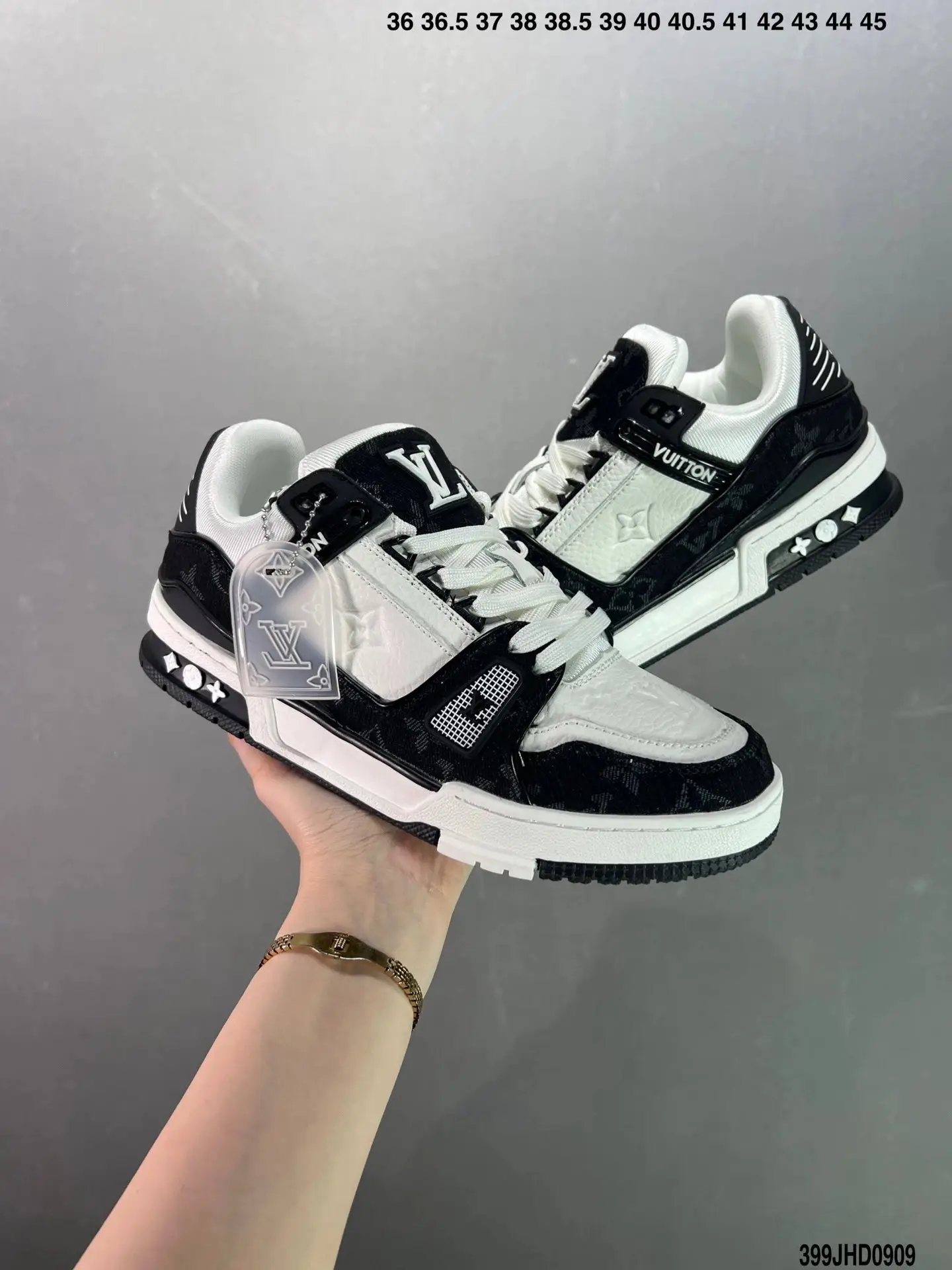 Louis Vuitton B22 Trainers 3